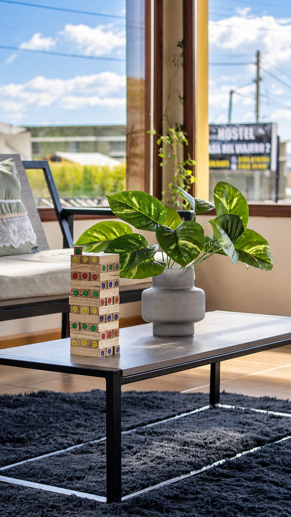 Mesa, juegos y plantas en la sala común